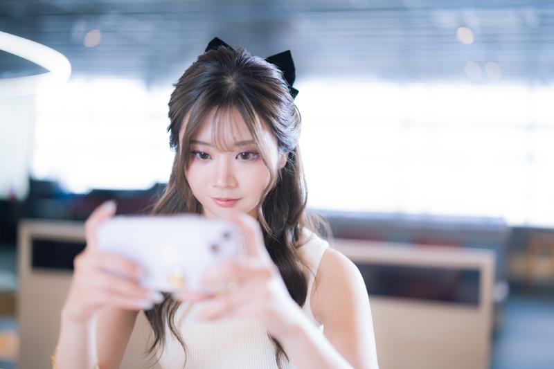 ゲームをする女性